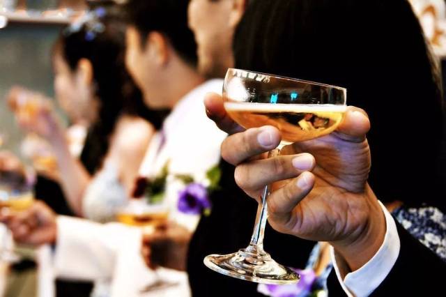 如果一个人敬酒的时候一圈人都敬过,唯独不敬你,你会怎么办?