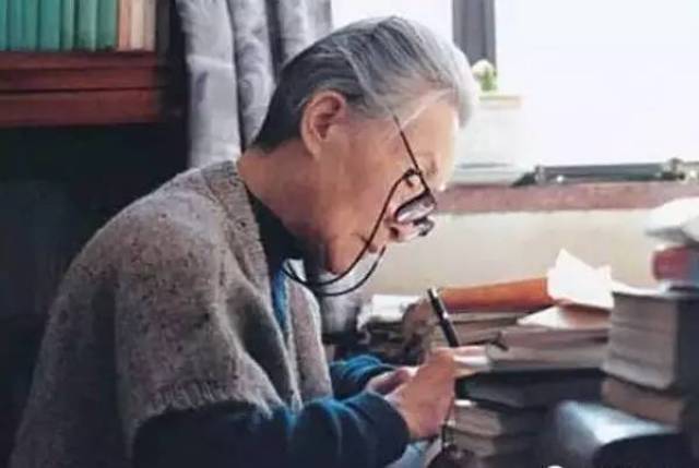 很少有读书人长得"面目可憎"吧,我国伟大的女作家,杨绛先生说过, 读书