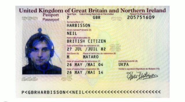 neil harbisson是一名英国公民,他护照上的照片戴了"电子眼"(图片