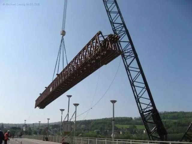 【精彩图集】600吨桁架臂汽车起重机跨桥吊装桥梁组件