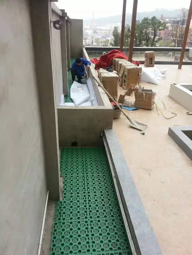 图三:花池里铺排水板,起到排水和蓄水作用