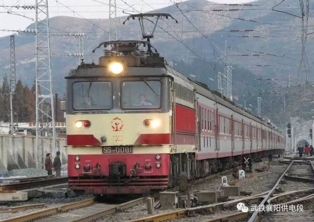 韶山7c型电力机车牵引的列车运行在襄渝线上
