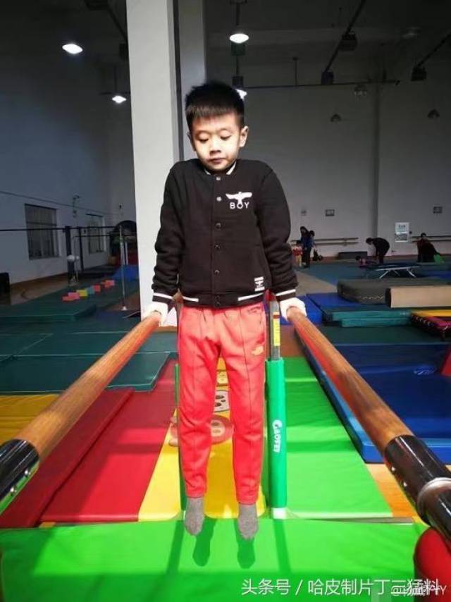 杨阳洋操练双杠,这大长腿,有爸爸妈妈的教诲生长,将来一定是世界冠军!