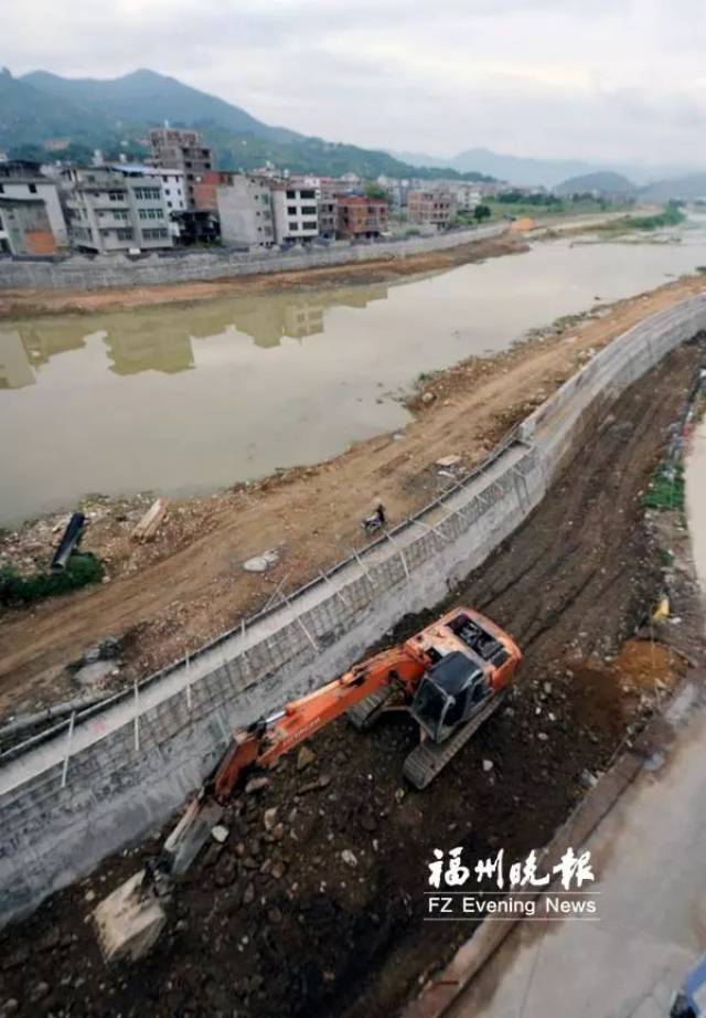 闽清坂东梅溪河边,挖掘机正在清理泥土 来源:福州新闻网 关注 平台