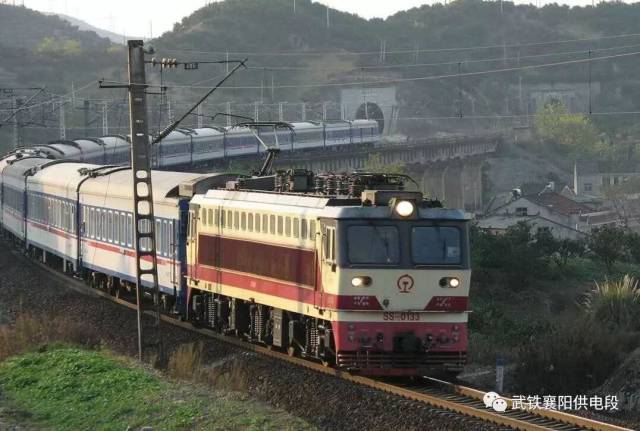 韶山7c型电力机车牵引的特快列车运行在襄渝线六里坪至浪河区段