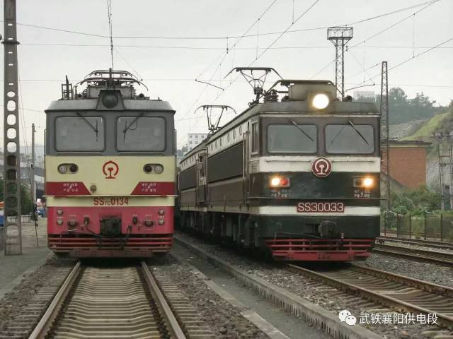 韶山7c型电力机车牵引的列车运行在襄渝线十堰车站上