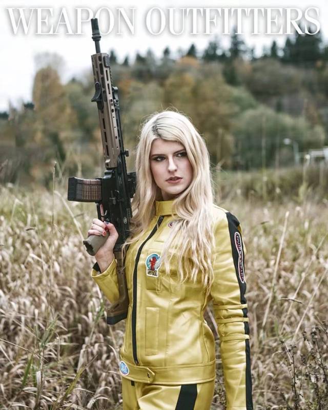 经过射击练习,alaska mauve持枪姿势有了很大进步.