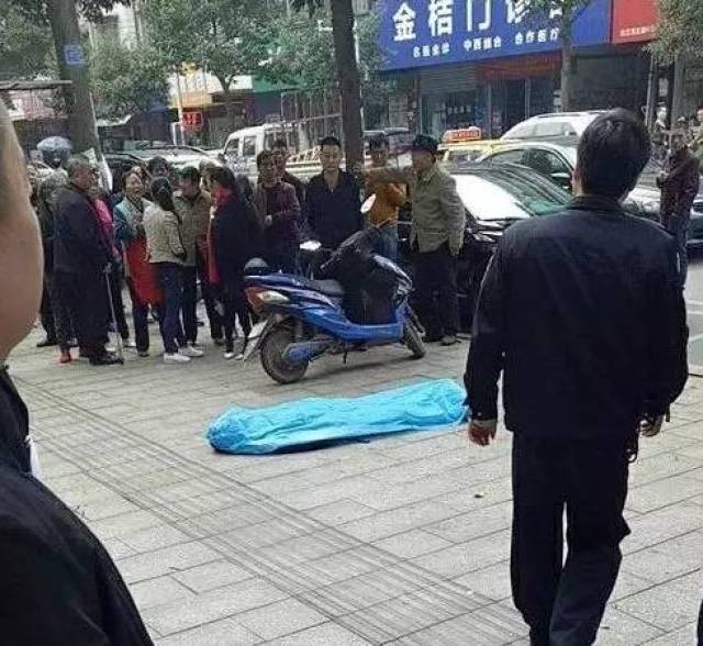 沅江商贸街一年轻男子跳楼当场身亡!家属跪地痛哭