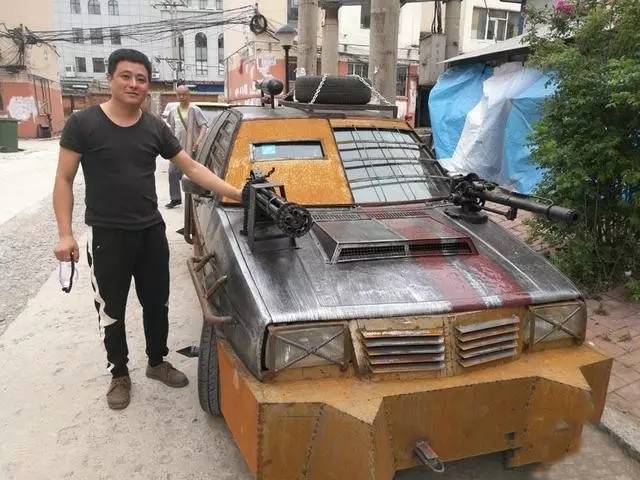 将一辆报废车改装成"装甲战车"武器装备"一应俱全_手机搜狐网