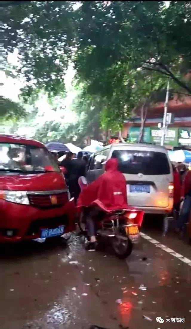 【车祸】今天下午南部金洞路6车相撞,现场惨不忍睹,肇事司机涉嫌酒驾!