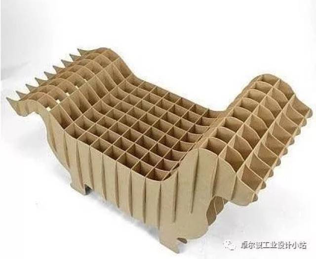 瓦楞纸的造型能力很强,可以设计很多家具和其他手工艺产品,普通的