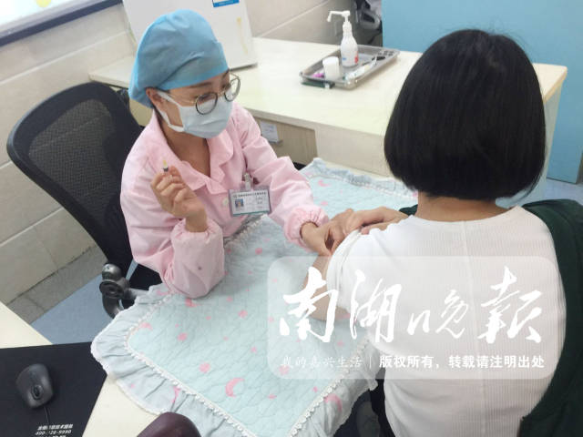 好消息！宫颈癌疫苗登陆嘉兴，3剂2010元。目前9~25岁女性可接种，已有首位女性接受注射