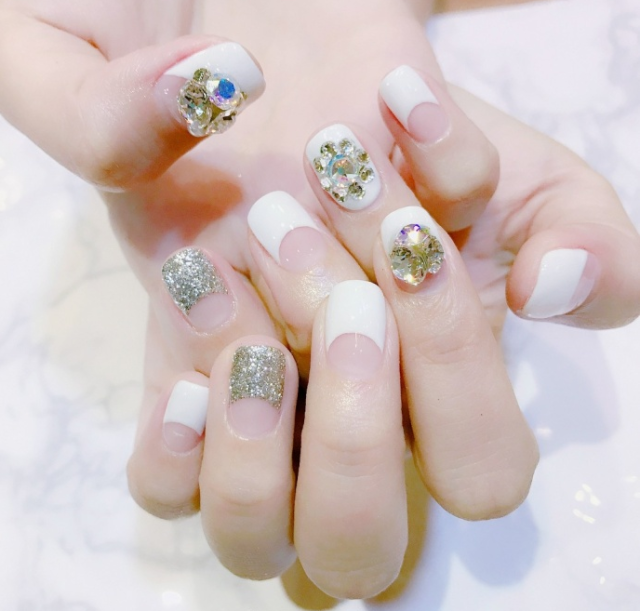 新娘美甲白色带钻图片、简单大方2017新款