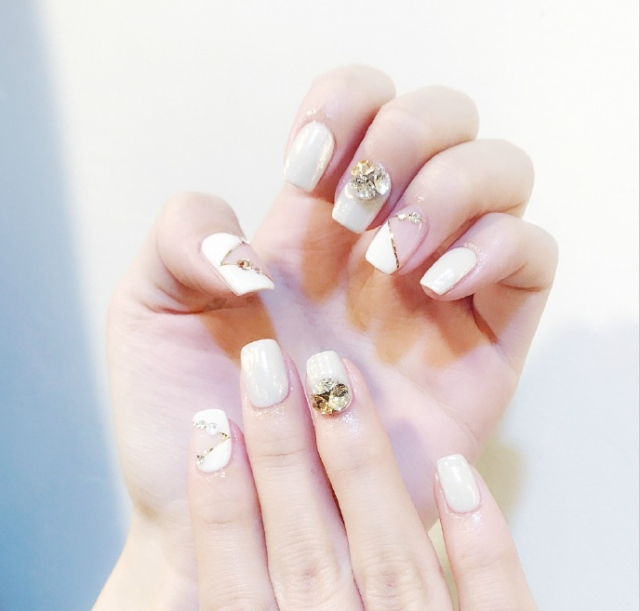 新娘美甲白色带钻图片、简单大方2017新款