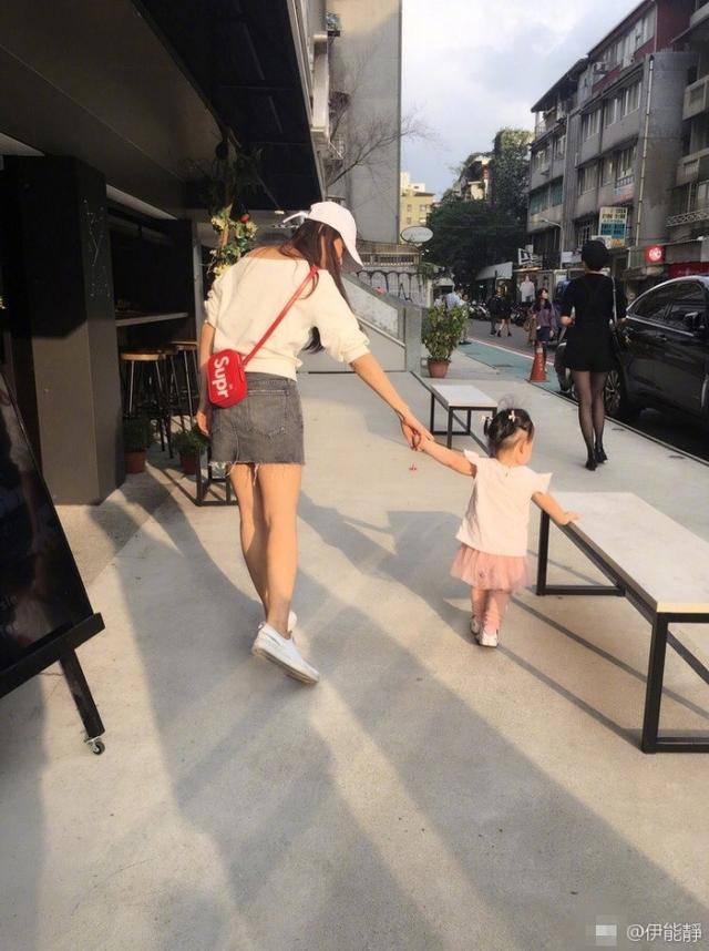伊能静带女儿逛街,大手牵小手超有爱