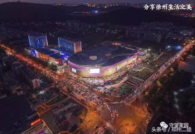 三胞广场位于青年路西,是徐州首家"漫乐"式休闲消费商业综合体,足够