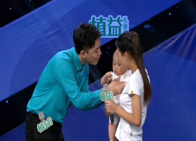 新手奶爸李鑫多次求抱 频遭宝贝无情拒绝.