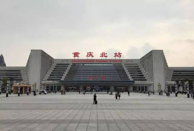 重庆北站北广场进站口各设置了十几台