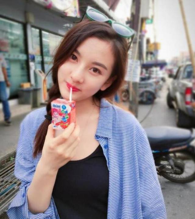 关晓彤恋爱,蒋依依一口红唇显成熟,记忆中的小姑娘都长大了!