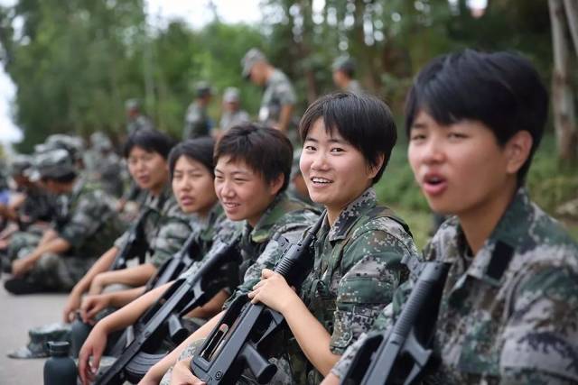 该旅新兵三连女兵宣文静说:"不来新兵连,你不懂训练场有一种尴尬叫做"