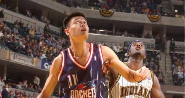 周琦在火箭首秀的数据比当年姚明还好 !哈登这