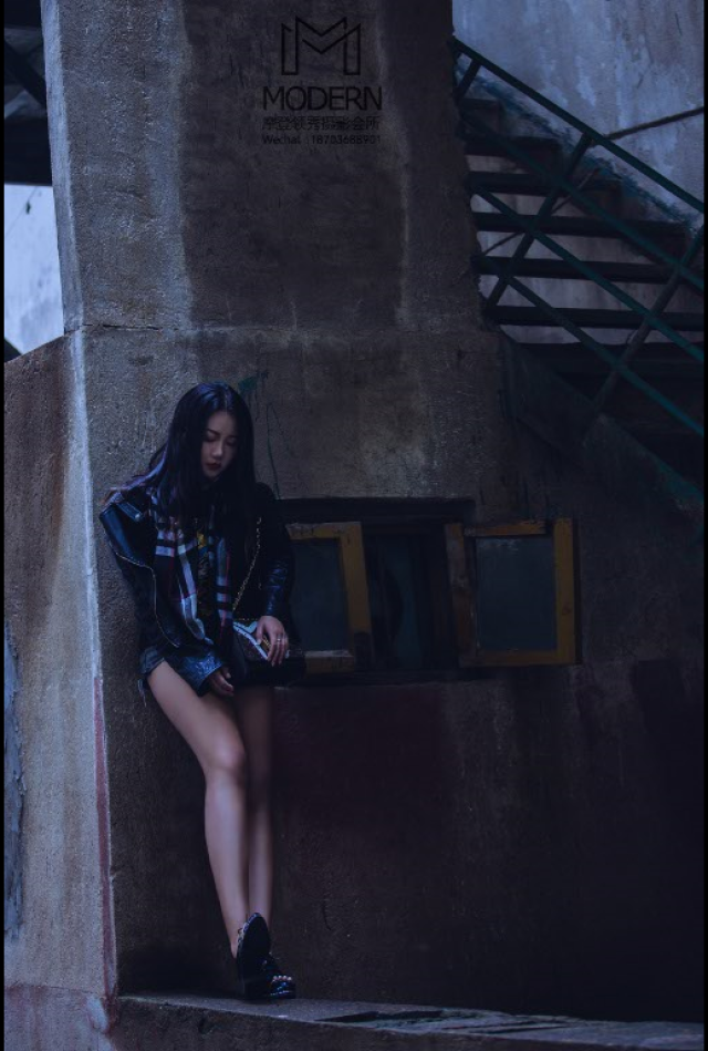 男摄影师镜头下,忧郁高冷的中国著名女摄影师