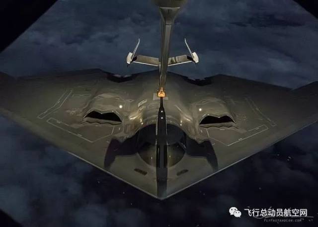 罕见b-2隐形轰炸机空中加油画面