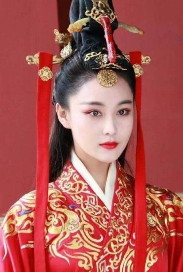 第二十二名:张馨予一袭红衣也是惊艳无比,五官精致,妩媚又妖娆.