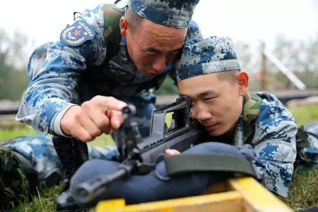 "我说怎么瞄不准,按照三点一线记住了没?" "哦,知道了,班长."