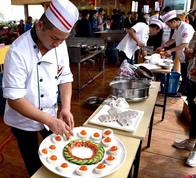 现场还进行了以荔浦芋为主要食材的烹饪大赛(吕建伟摄)