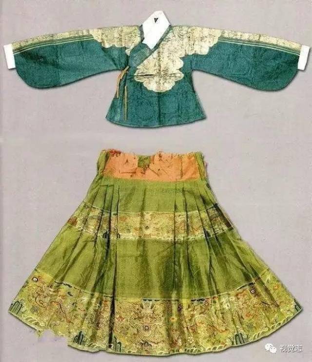 每褶都有一种颜色,微风吹来,色如月华,故称"月华裙"