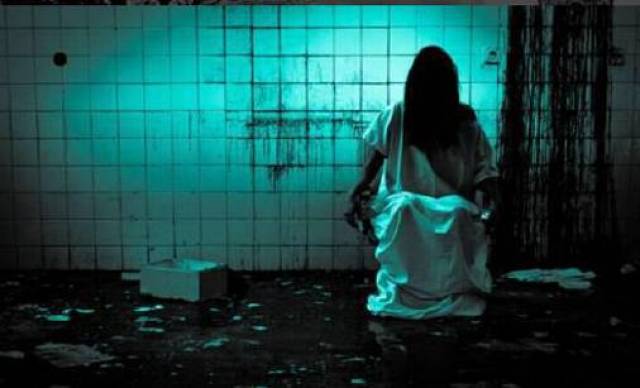 阴湿的女厕一向是最容易与鬼魂接触的地方,在厕所格子里,坐着披着