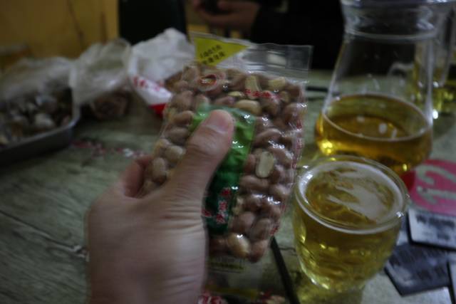 真奇葩!青岛啤酒屋喝酒数牌子,3个人6扎酒共花200块钱吃得真爽