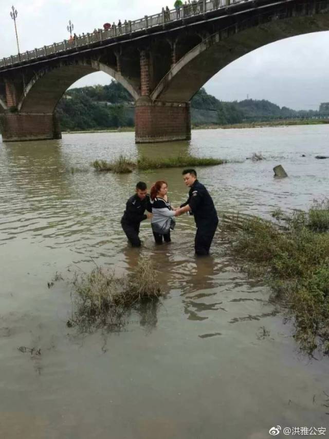 眉山一女子因夫妻感情问题跳河自杀!给警察点个赞!