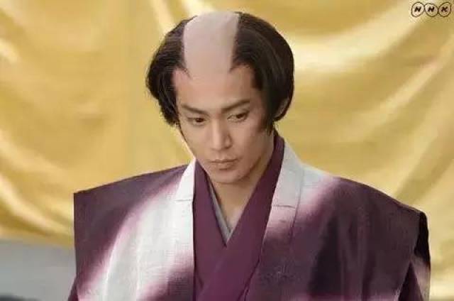 小栗旬:被发型师坑的丑到爆炸,还让人欲罢不能的,我们叫做有型