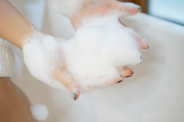 和其他无硅洗发水不同 它的泡泡质地轻盈,特别像是洗发水的泡沫 感觉