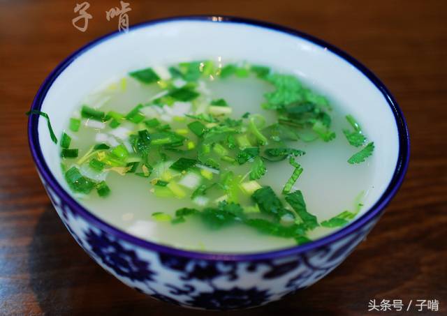 放点葱花香菜,这汤是原汤,就是骨头汤,应该比煮馍的汤稍微稀一点,加了