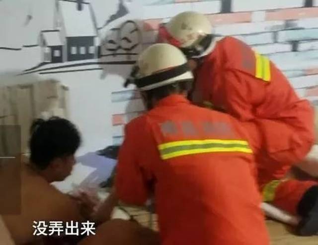 大学生手指被钢管卡死,消防员的一句话火了!(文