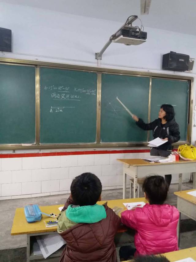 三尺讲台迎冬夏,三寸粉笔三尺讲台,三尺讲台_大山谷图库