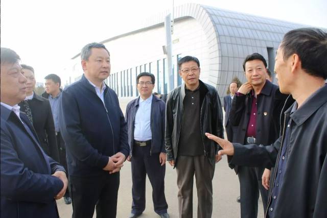 市教育局长刘贵龙,右玉县委副书记,县长王志坚,副县长李玉兰,县教育局