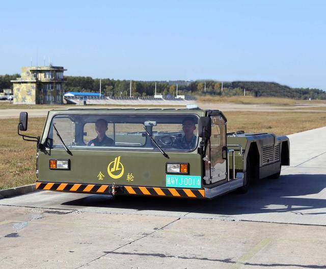 走进空军特种车:中国空军地勤使用的牵引车性能如何?_手机搜狐网