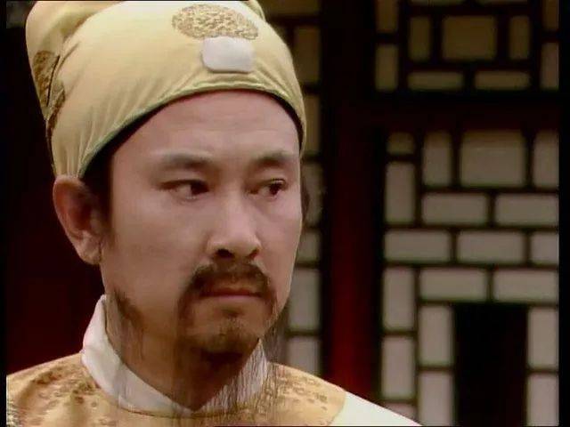 贾府实际的顶梁柱是贾政,贾政深知这一点,他的哥哥贾赦和宁国府的贾珍