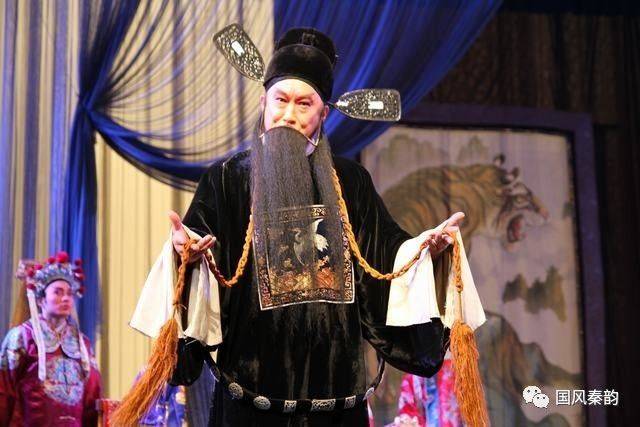 湖广总督卢林之子卢世宽闲游龟山,纵犬行凶,打死了卖渔老翁胡彦.