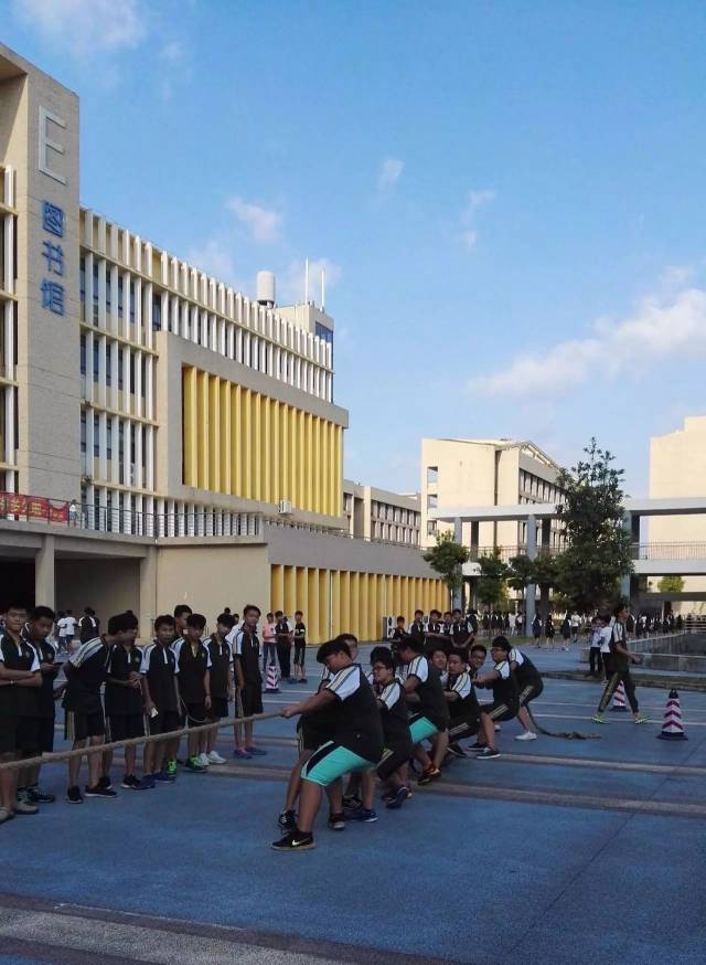 2017汽修专业拔河比赛落下了帷幕!