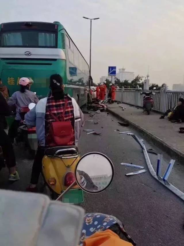 车祸发生在白沙大道白沙大桥江南往江北方向,一辆白色的私家车和一辆