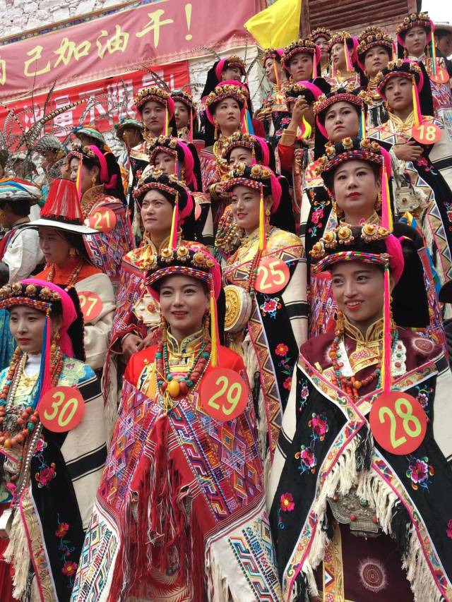 四川丹巴:古碉藏寨秋日红叶艳 嘉绒美女尽显万种风情