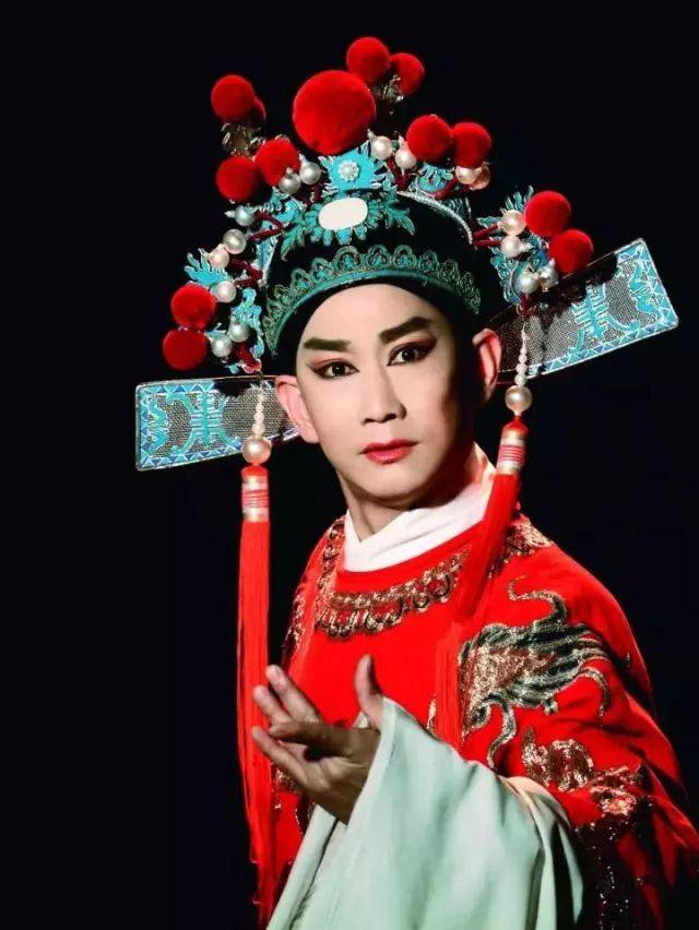 熊辰龙给亲们介绍一下嘉宾国家一级演员,著名黄梅戏表演艺术家熊辰龙