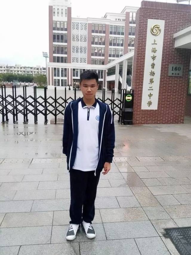 我叫彭逸峰,2017届初中毕业生,考入上海市曹杨二中学校.