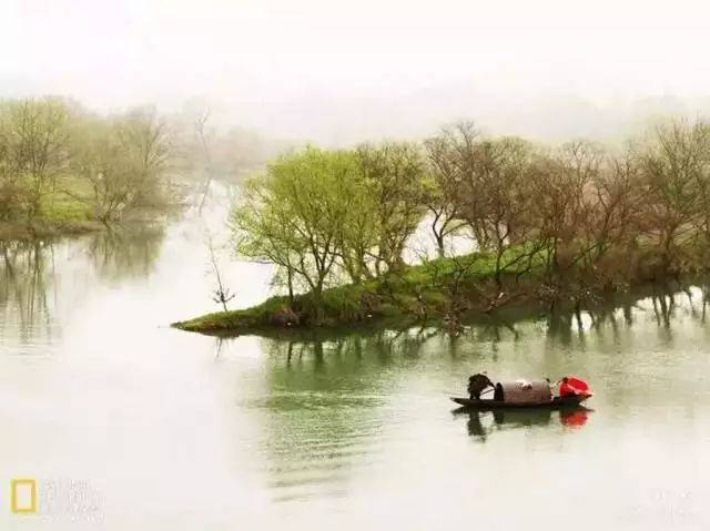 千里澄江似练,翠峰如簇 归帆去棹残阳里,背西风,酒旗斜矗.