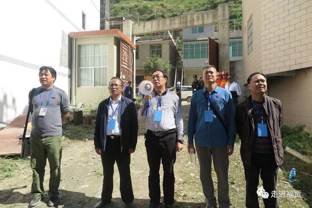 县委副书记,县长夏斯付:现在我宣布,福贡县第一阶段违法建筑拆除现在